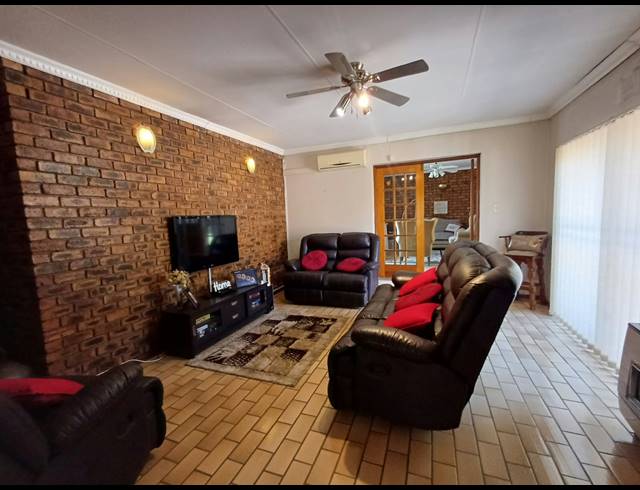 4 BEDROOM HOUSE FOR SALE IN DERSLEY